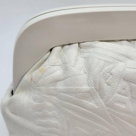 Vintage Eaton small white detailed leather kiss lock closure clutch purse - Picture 6 of 16